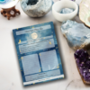 Rituels de Nouvelle et Pleine Lune, gratitude, émotions, affirmations et routines apaisantes : chaque page est une invitation à ralentir, t’écouter et prendre soin de toi avec douceur et intention.