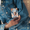 Un oracle digital premium de 78 cartes d’affirmations, accompagné de deux livrets profonds et guidés, pour t’accompagner dans tes rituels, tirages et pratiques intuitives en lien avec la Pleine Lune des Moissons.