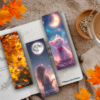 🍁 Offre-toi un instant de douceur avec 3 marque-pages poétiques à imprimer. Feuilles, lune et étoiles accompagnent tes lectures, journaux et moments de contemplation. 🍁 